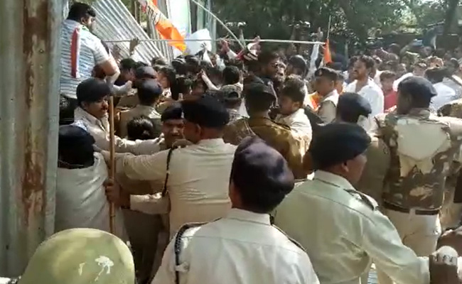 सीएम के करीबियों पर इनकम टैक्स के छापों से भड़क उठी कांग्रेस, आयकर भवन के घेराव की कोशिश