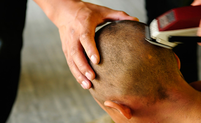 अतिथि शिक्षिका ने मुंडवाया सिर, बोलीं- 72 दिनों के धरने के बाद भी राज्य सरकार ने हमारी मांगें नहीं मानी और...