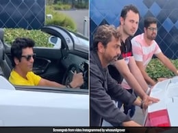 सुनील ग्रोवर दोस्तों से गाड़ी में लगवा रहे थे धक्का, तभी हुआ ऐसा...Video हो गया वायरल सुनील ग्रोवर दोस्तों से गाड़ी में लगवा रहे थे धक्का, तभी हुआ ऐसा...Video हो गया वायरल