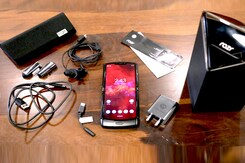 Motorola Razr Unboxing- Meet The 'Made In India' Foldable Phone Motorola Razr Unboxing- Meet The 'Made In India' Foldable Phone
