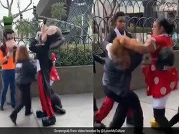 'Minnie Mouse' ने कर दी महिला की पिटाई, बाल खींच-खींचकर ऐसे मारे मुक्के... देखें Viral Video 'Minnie Mouse' ने कर दी महिला की पिटाई, बाल खींच-खींचकर ऐसे मारे मुक्के... देखें Viral Video