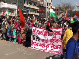 दिल्ली: जाफराबाद मेट्रो स्टेशन के पास CAA और NRC के विरोध में जुटी भीड़, जाम की सड़क, पुलिस तैनात दिल्ली: जाफराबाद मेट्रो स्टेशन के पास CAA और NRC के विरोध में जुटी भीड़, जाम की सड़क, पुलिस तैनात