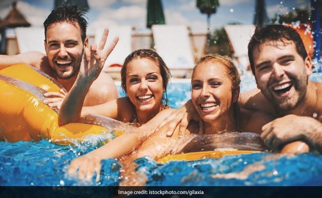 हेल्थ ऑफिसर ने दिया अजीबोगरीब बयान, कहा- '' पुरुष के साथ एक ही पूल में स्विमिंग करने से प्रेग्‍नेंट हो सकती हैं महिलाएं''