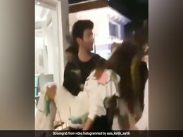 सारा अली खान की तबियत हुई खराब, तो कार्तिक आर्यन ने सबके सामने उठा लिया गोद में... देखें Video सारा अली खान की तबियत हुई खराब, तो कार्तिक आर्यन ने सबके सामने उठा लिया गोद में... देखें Video