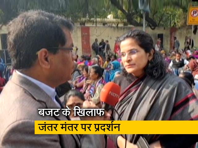 बजट 2020-21 के खिलाफ जंतर मंतर पर महिलाओं और युवाओं ने किया प्रदर्शन