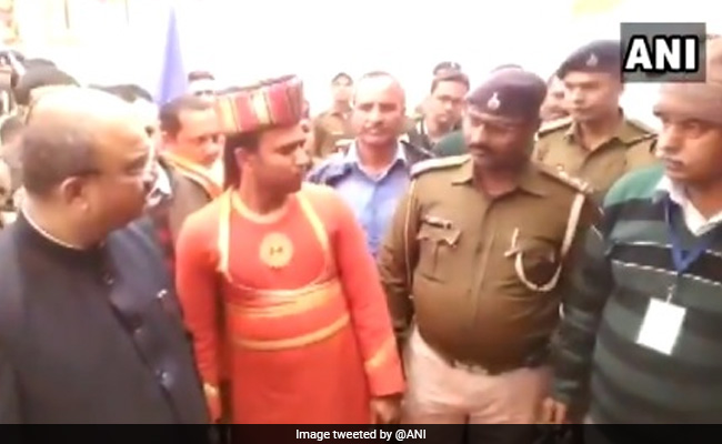 पुलिस अधिकारी नहीं पहचान पाया तो मंत्री गुस्से में बोले- इसे ड्यूटी पर क्यों लगाया, सस्पेंड करो, देखें VIDEO