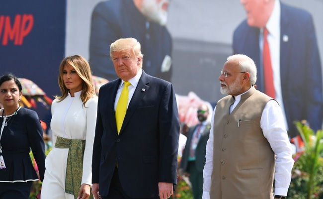 मेलानिया ट्रंप ने जंपसूट के साथ पहना हरे और सुनहरे तारों से बना एक खास कपड़ा, भारत से है जिसका नाता