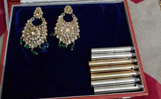 लड़की को छेड़ा तो झुमके से निकलेगी मिर्ची बुलेट, वाराणसी के लड़के ने लड़कियों की सुरक्षा के लिए बनाया ये 'हथियार'