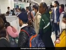 सोनी राजदान ने शेयर किया एयरपोर्ट का Video, बेहाल यात्री पुलिसवालों से बोले- हमें मार दो... सोनी राजदान ने शेयर किया एयरपोर्ट का Video, बेहाल यात्री पुलिसवालों से बोले- हमें मार दो...