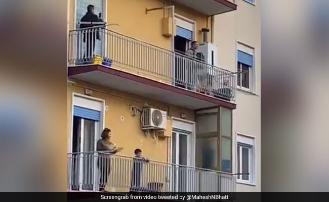 Viral Video: इटली में सड़कों पर पसरा सन्नाटा, बालकनी में खड़े होकर लोगों ने गाए देशभक्ति गीत