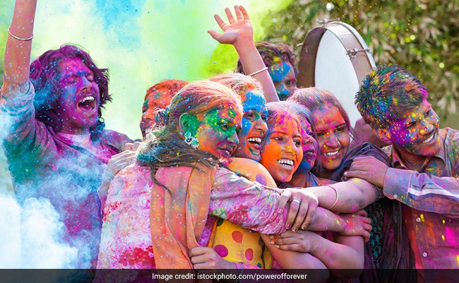 Holi 2021: रंगों से खेलने से पहले अपनाएं ये तरीके, स्किन और बालों को नहीं होगा कोई नुकसान!