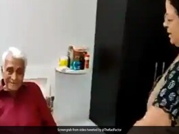 अस्पताल से घर लौटा पति तो 'गली में आज चांद निकला' गाने पर नाचने लगी पत्नी, 1 लाख से ज्यादा बार देखा गया Video अस्पताल से घर लौटा पति तो 'गली में आज चांद निकला' गाने पर नाचने लगी पत्नी, 1 लाख से ज्यादा बार देखा गया Video