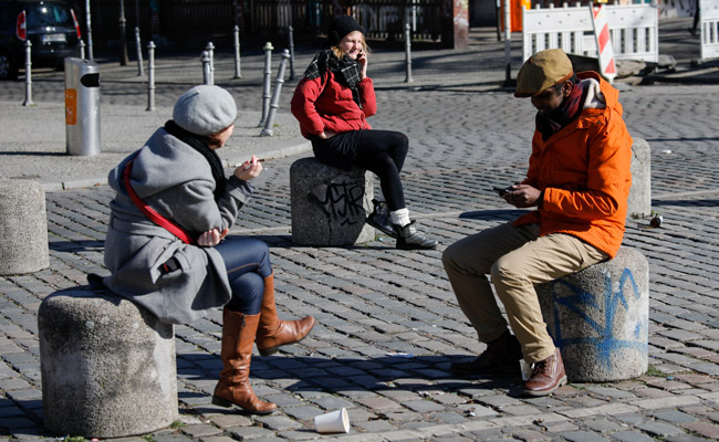 एक दिन में बढ़ गए कोरोना के 10,000 मामले, आखिर क्यों पिछड़ गया अमरीका लड़ाई में?