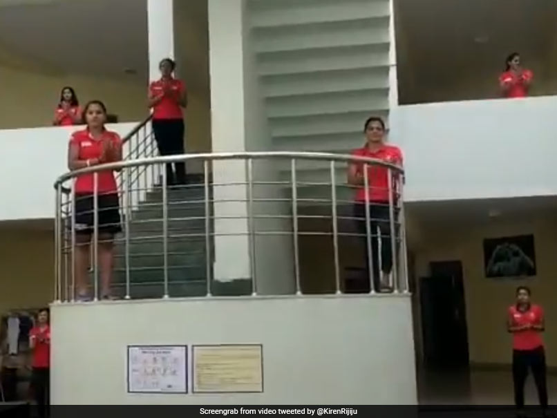जनता कर्फ्यू में भारतीय महिला हॉकी टीम के खिलाड़ियों ने ऐसा करके जताया आभार- देखें Video