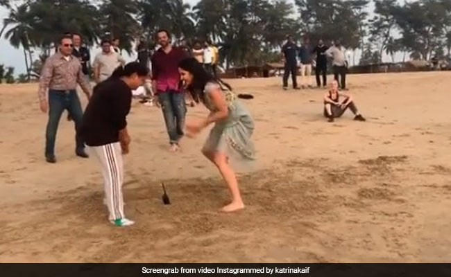 कैटरीना कैफ समुद्र किनारे खेल रही थीं ये गेम, अक्षय कुमार के एक इशारे में मार ली बाजी- देखें Video