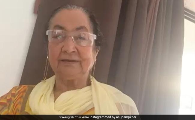 पीएम मोदी के लिए अनुपम खेर की मां के छलके आंसू, Video में बोलीं- आपका ख्याल कौन रख रहा है...