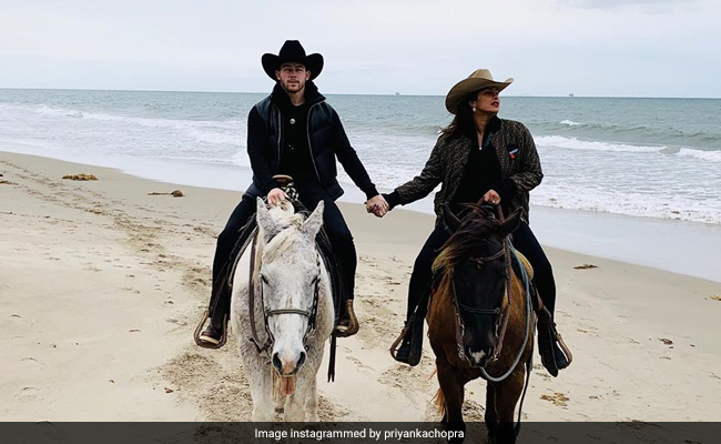 घुड़सवारी के लिए निकले प्रियंका चोपड़ा और निक जोनास, यूं हाथ में हाथ डाले आए नजर- देखें Photos