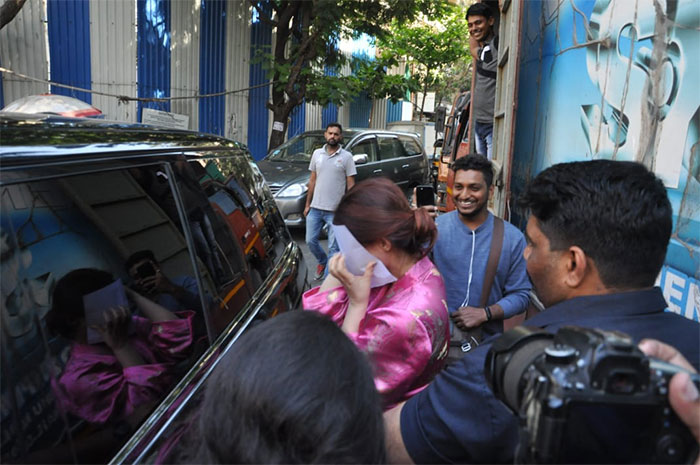 इस वजह से मीडिया के सामने मुंह छिपाती नजर आईं ट्विंकल खन्ना, करने वाली हैं बड़ा खुलासा, देखें Video