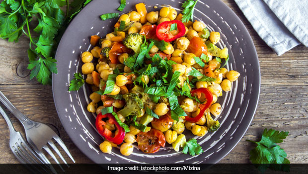 This Khatte Chane Recipe Will Make You Fall For Chickpeas All Over Again!