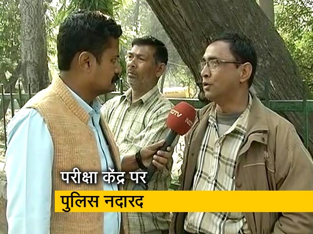 दिल्ली हिंसा : परीक्षा केंद्र के बाहर गायब रही पुलिस