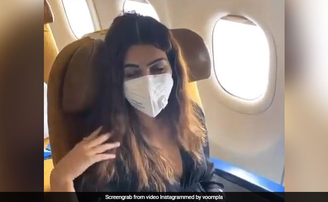 कोरोनावायरस के डर से खाली पड़ा था प्लेन, अकेली बैठी नजर यह Kriti Sanon- देखें Video