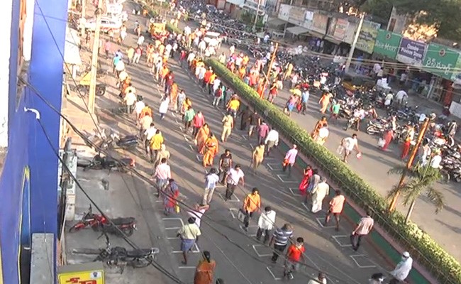 In Pics: India's Social Distancing <i>Jugaad</i> Amid Coronavirus Pandemic
