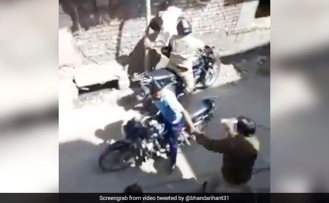 सड़क पर मस्ती से घूम रहे थे लड़के, पुलिस आई तो बचने के लिए गली में घुसे, चारों तरफ से घेरकर मारी लाठियां... देखें Video