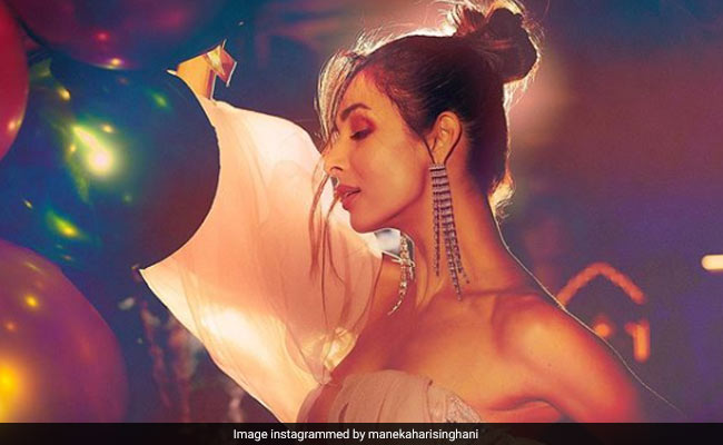 शीर ऑफ शोल्डर गाउन में नजर आईं मलाइका अरोड़ा, देखें खूबसूरत Pics