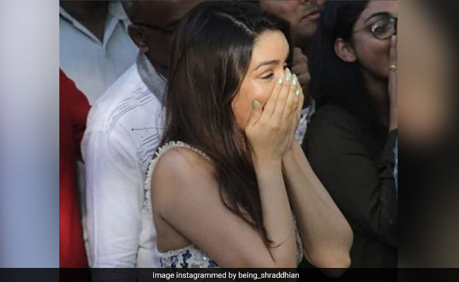 श्रद्धा कपूर के साथ सेल्फी लेने के लिए बेताब हुई फैन, टीम ने खींच कर फेंका पीछे- देखें Video