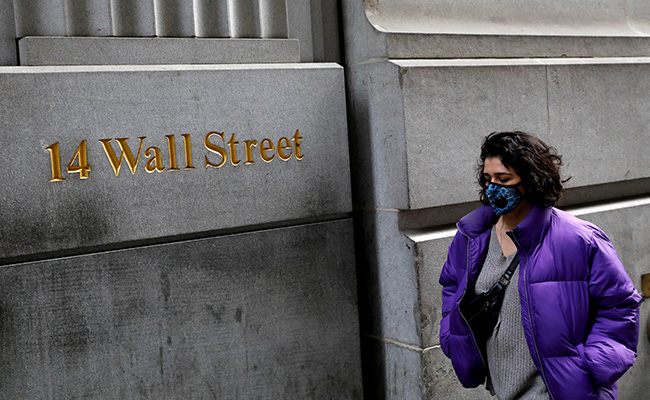 Dow Hits 35,000 Points As US Stocks End At Records