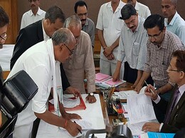 दिग्विजय का राज्यसभा चुनाव के लिए नामांकन, कांग्रेस संकट में, आंकड़ों से बीजेपी जीत सकती है बाजी दिग्विजय का राज्यसभा चुनाव के लिए नामांकन, कांग्रेस संकट में, आंकड़ों से बीजेपी जीत सकती है बाजी