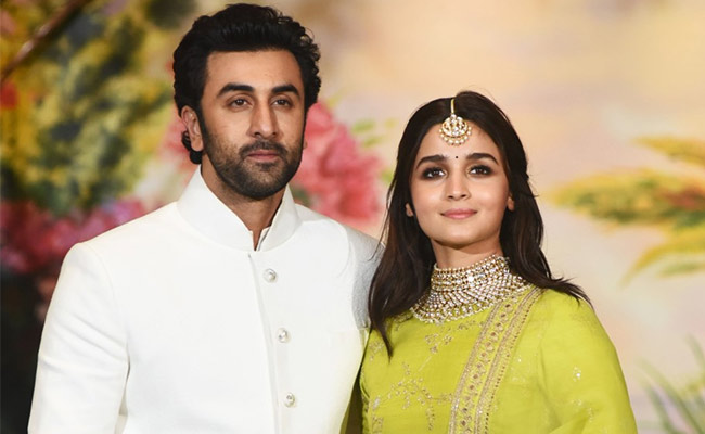 Ranbir Kapoor Gives Alia Bhatt A Peck On The Cheek. See Pic Inside