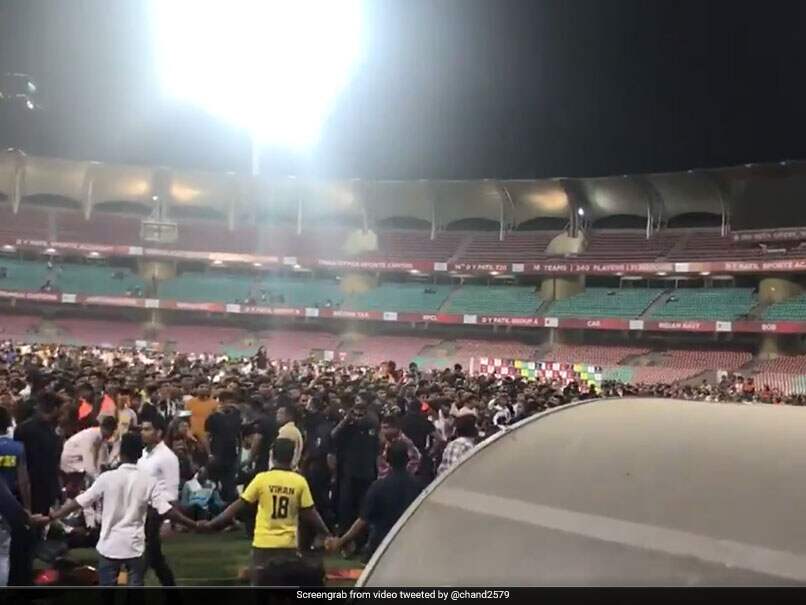 Watch: Fans Invade Pitch After Hardik Pandyas Sensational Knock Watch: Fans Invade Pitch After Hardik Pandyas Sensational Knock