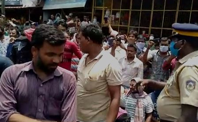 5 Days Into Lockdown, Hundreds Of Migrant Labourers Hit Streets In Kerala