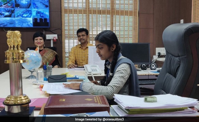 Women's Day 2020: एक दिन के लिए कलेक्टर बनी स्कूली छात्रा, लोगों ने ऐसे किया रिएक्ट