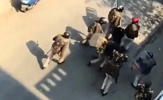 दिल्ली हिंसा में जख्मी DCP को भीड़ से बचाकर ले जा रहे थे ACP, उपद्रवियों ने किया पीछा और फिर बरसाए पत्थर, सामने आया VIDEO