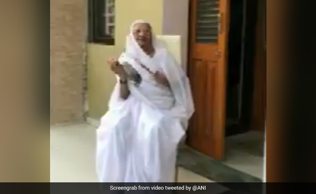 Watch: PM's Mother Clangs Utensils On <i>Janata</i> Curfew, Gets Message From Him