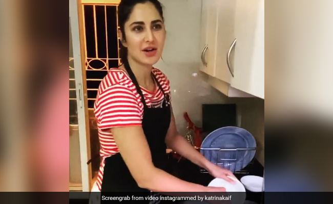 कैटरीना कैफ ने घर में कैद होकर धोए बर्तन, Video शेयर कर एक्ट्रेस ने बताया पानी बचाने का तरीका