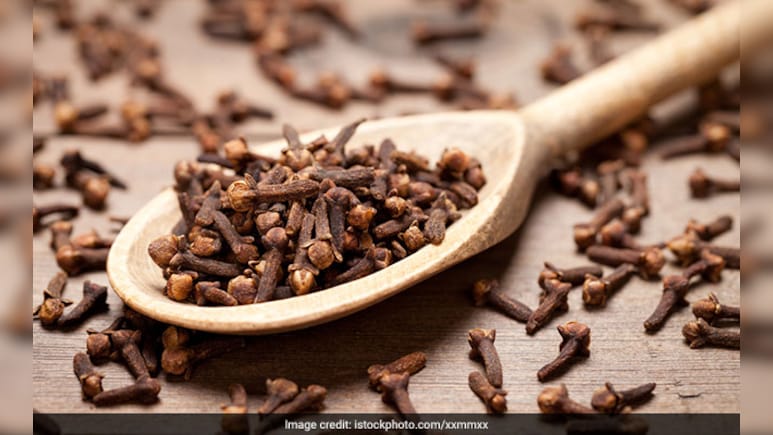 रात को सोने से पहले मुंह में एक लौंग दबाकर सो जाइए, उसके बाद जो होगा वो आप सोच भी नहीं सकते रात को सोने से पहले मुंह में एक लौंग दबाकर सो जाइए, उसके बाद जो होगा वो आप सोच भी नहीं सकते
