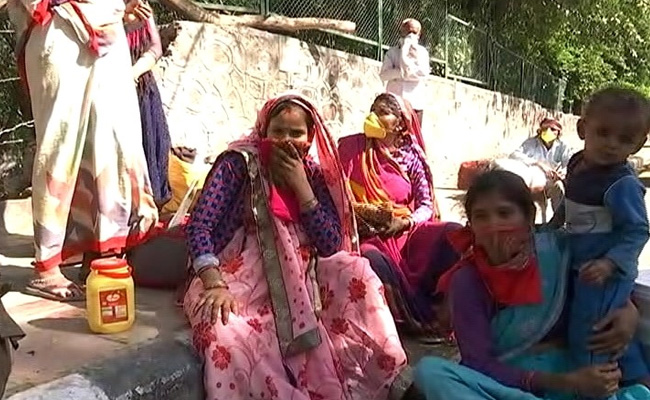Pregnant Woman Turned Back By Delhi Cops As Migrants Struggle To Get Home