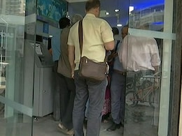 Corona प्रतिबंधों के कारण बंगाल के कई ATM में नहीं है कैश, यहां-वहां भटक रहे लोग.. Corona प्रतिबंधों के कारण बंगाल के कई ATM में नहीं है कैश, यहां-वहां भटक रहे लोग..