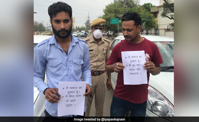 लॉकडॉउन के दौरान पंजाब पुलिस ने लाठी को पहले किया सैनेटाइज और फिर सड़कों पर...