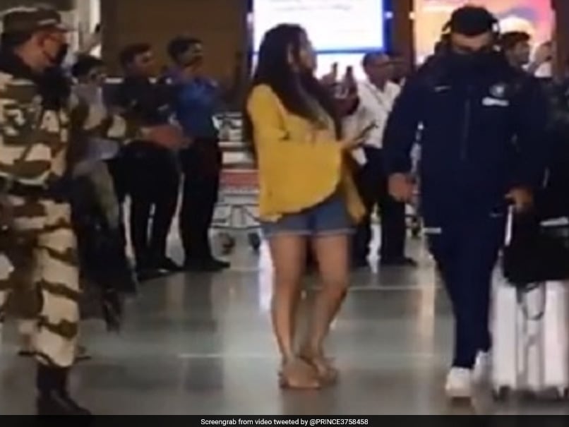 विराट कोहली के साथ लड़की ने सेल्फी लेनी चाही, फिर जो हुआ वो हैरान कर गया, देखें VIDEO