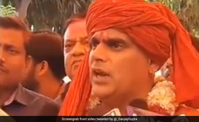 हिंदू महासभा के लोगों ने Corona को चढ़ाया खीर-पूरी का प्रसाद, तो बॉलीवुड फिल्ममेकर ने यूं किया रिएक्ट...देखें Video