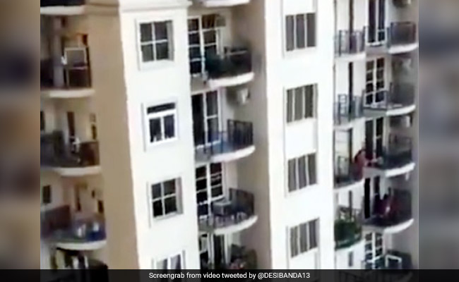 गुड़गांव पहुंचा कोरोना वायरस तो घर से बाहर निकलकर गायत्री मंत्र गाने लगीं महिलाएं, देखें Viral Video