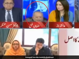 पाकिस्तान में LIVE TV के दौरान पीएम इमरान की आलोचना करते हुए कुर्सी से गिरा पैनलिस्ट, फिर एंकर ने किया कुछ ऐसा... देखें Video पाकिस्तान में LIVE TV के दौरान पीएम इमरान की आलोचना करते हुए कुर्सी से गिरा पैनलिस्ट, फिर एंकर ने किया कुछ ऐसा... देखें Video