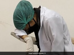 पाकिस्तान के इस क्रिकेटर ने अपनी बहन के लिए उठाई आवाज, बिना सैलरी के कर रही हैं कोरोना मरीजों का इलाज.. पाकिस्तान के इस क्रिकेटर ने अपनी बहन के लिए उठाई आवाज, बिना सैलरी के कर रही हैं कोरोना मरीजों का इलाज..