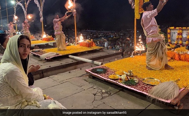 सारा अली खान काशी विश्वनाथ मंदिर के दर्शन कर विवादों में घिरीं, स्थानीय पुजारी बोले- वह मुसलमान हैं और...