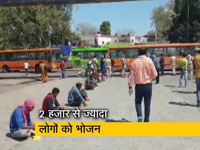 Video: लॉकडाउन के मद्देनजर रेलवे स्टेशन पर जरूरतमंदों को खाना खिला रही RPF