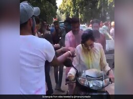 लड़की के चेहरे पर जबरदस्ती रंग लगाने लगे लड़के, Video शेयर कर गीतकार बोले- ये है आपकी होली, शर्म आती है... लड़की के चेहरे पर जबरदस्ती रंग लगाने लगे लड़के, Video शेयर कर गीतकार बोले- ये है आपकी होली, शर्म आती है...